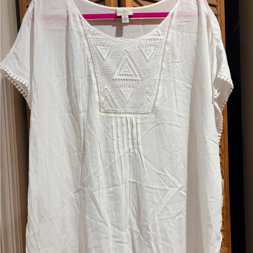 St John’s Bay White Embroidered Women's Top. NWT.